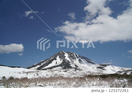 知床峠から見える積雪の知床連山 125272261