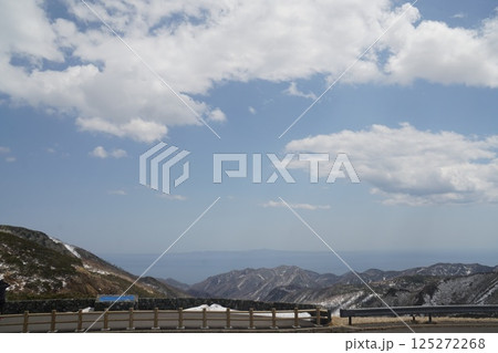 知床峠から見える山々と海 125272268