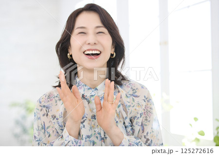 花柄のブラウスを着た笑顔のミドル女性 125272616