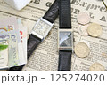英国製アンティーク腕時計と紙幣 125274020