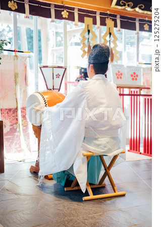 神社でのご祈祷の様子 125275204