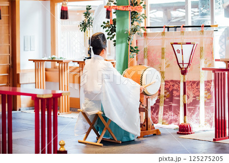 神社でのご祈祷の様子 125275205