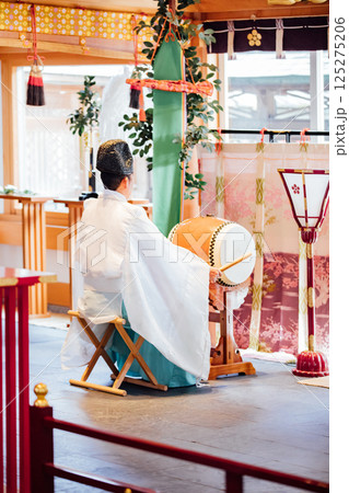 神社でのご祈祷の様子 125275206