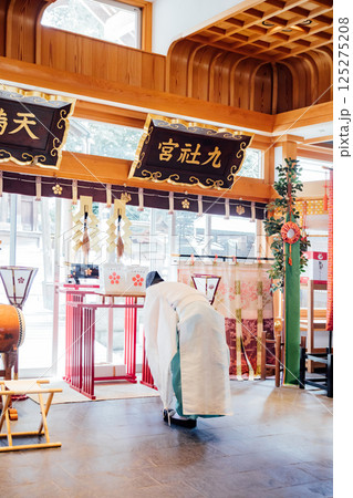 神社でのご祈祷の様子 125275208