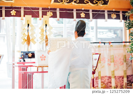 神社でのご祈祷の様子 125275209
