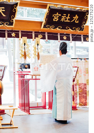 神社でのご祈祷の様子 125275210