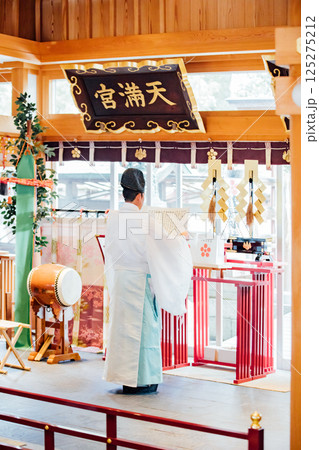 神社でのご祈祷の様子 神社でのご祈祷の様子 125275212