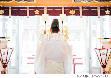 神社でのご祈祷の様子 125275214