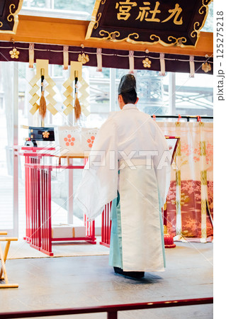 神社でのご祈祷の様子 125275218