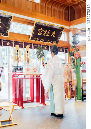 神社でのご祈祷の様子 125275219