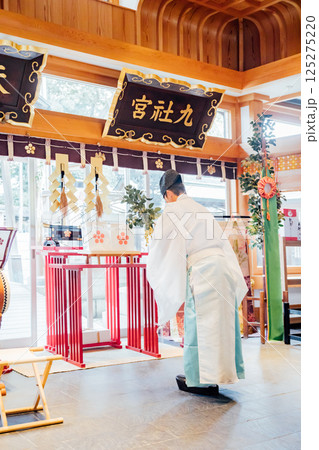 神社でのご祈祷の様子 125275220