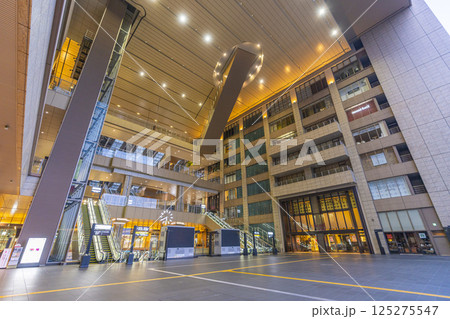 早朝の大阪駅2階　中央北口　アトリウム広場 125275547