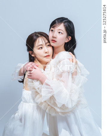 寄り添う母娘のポートレート 125275814