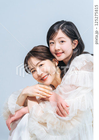 寄り添う母娘のポートレート 125275815