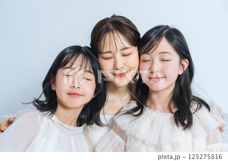 寄り添う母娘のポートレート 125275816