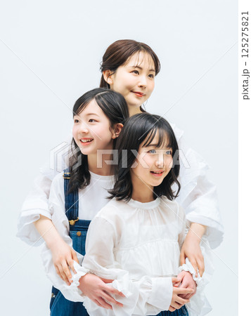 寄り添う母娘のポートレート 寄り添う母娘のポートレート 125275821