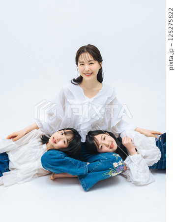 寄り添う母娘のポートレート 寄り添う母娘のポートレート 125275822