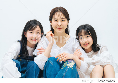 寄り添う母娘のポートレート 125275823