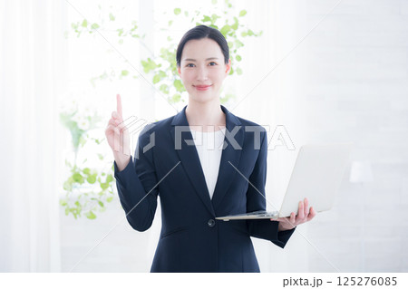ノートパソコンを持つビジネスウーマン　カメラ目線 125276085