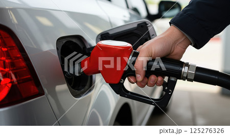 車のガソリンを入れる手元 車のガソリンを入れる手元 125276326