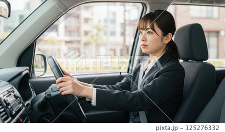 車を運転するスーツを着たアジア人女性 車を運転するスーツを着たアジア人女性 125276332