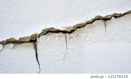 塗装がひび割れた外壁 塗装がひび割れた外壁 125276519