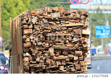 廃木材を運搬するトラック　イメージ 125277089