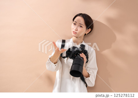 女性 ベージュバック カメラ 女性 ベージュバック カメラ 125278112