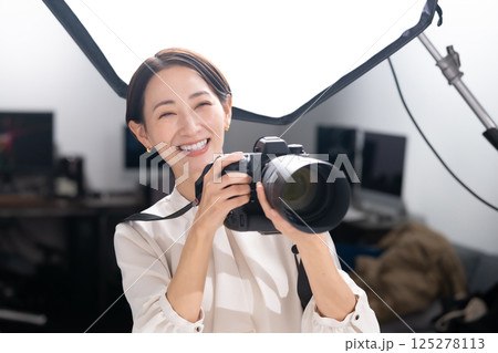 女性 フォトグラファー 撮影 カメラ 女性 フォトグラファー 撮影 カメラ 125278113