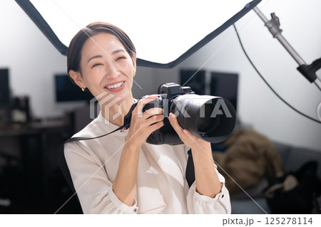 女性 フォトグラファー 撮影 カメラ 女性 フォトグラファー 撮影 カメラ 125278114