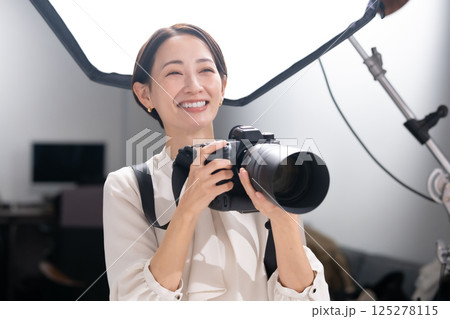 女性　フォトグラファー　撮影　カメラ 125278115