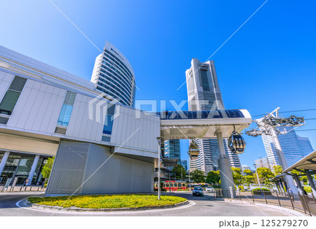 日本の東京都市景観新緑4月。 YOKOHAMA AIR CABIN桜木町駅や横浜ランドマークタワー 125279270