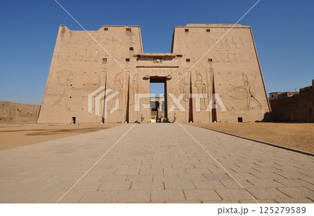 ホルス神殿の参道と塔門 ホルス神殿の参道と塔門 125279589