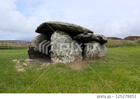 アイルランド Alter Wedge Tomb 125279851