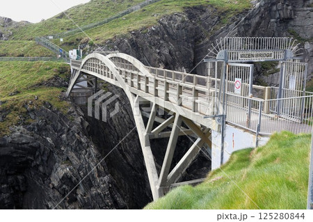 アイルランド・ミゼン半島のミゼンヘッドの橋 125280844