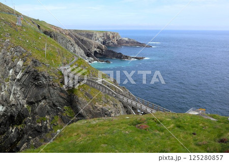 アイルランド・ミゼン半島のミゼンヘッドの橋 アイルランド・ミゼン半島のミゼンヘッドの橋 125280857