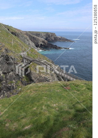 アイルランド・ミゼン半島のミゼンヘッドへの橋 125280858