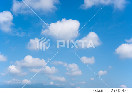 さわやかな青空と白い雲 125281489