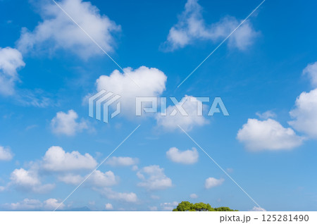 さわやかな青空と白い雲 さわやかな青空と白い雲 125281490