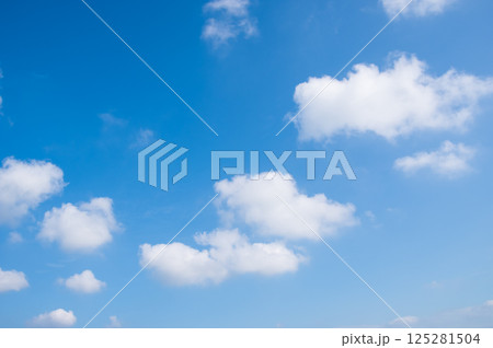 さわやかな青空と白い雲 さわやかな青空と白い雲 125281504