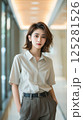 若いビジネスウーマン　会社 125281526