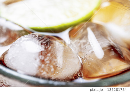 alcoholic cocktail with rum,  ice and lime 125281784