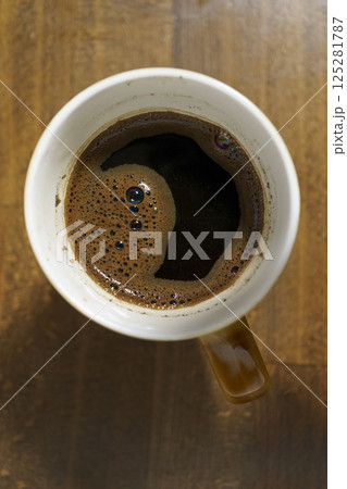 coffee cup on wooden table 125281787