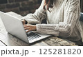 テーブルでパソコンを操作する女性 125281820