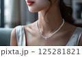 ドレスを着た女性 125281821