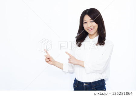 人差し指を立てる女性 125281864