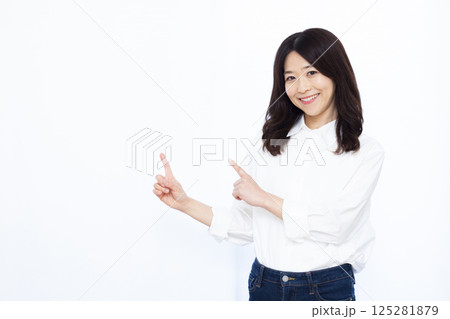 人差し指を立てる女性 人差し指を立てる女性 125281879