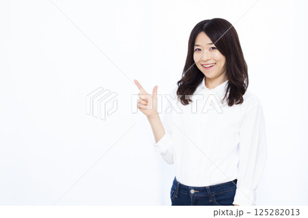 人差し指を立てる女性 125282013