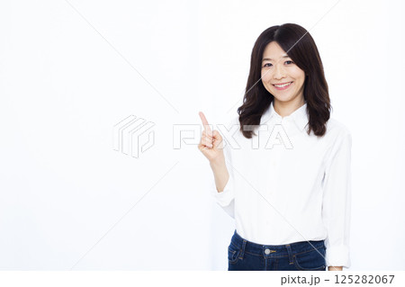 人差し指を立てる女性 人差し指を立てる女性 125282067