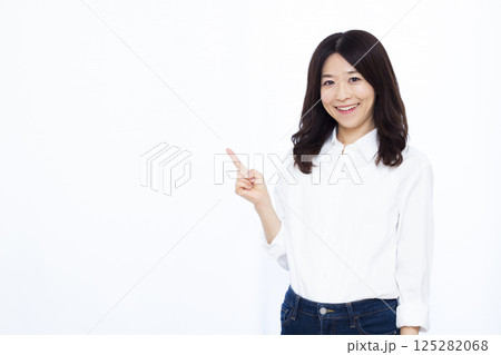 人差し指を立てる女性 125282068